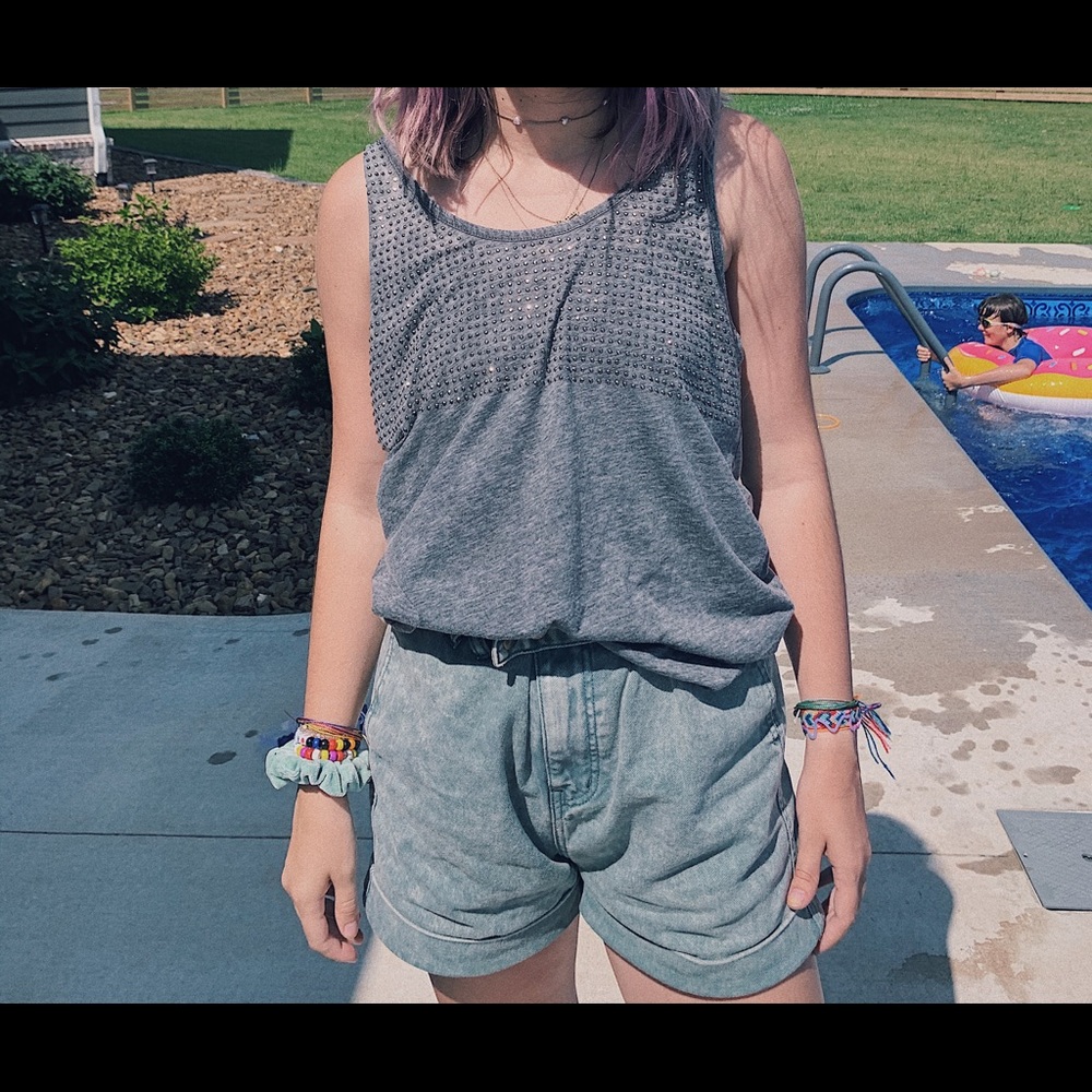 gray tank top